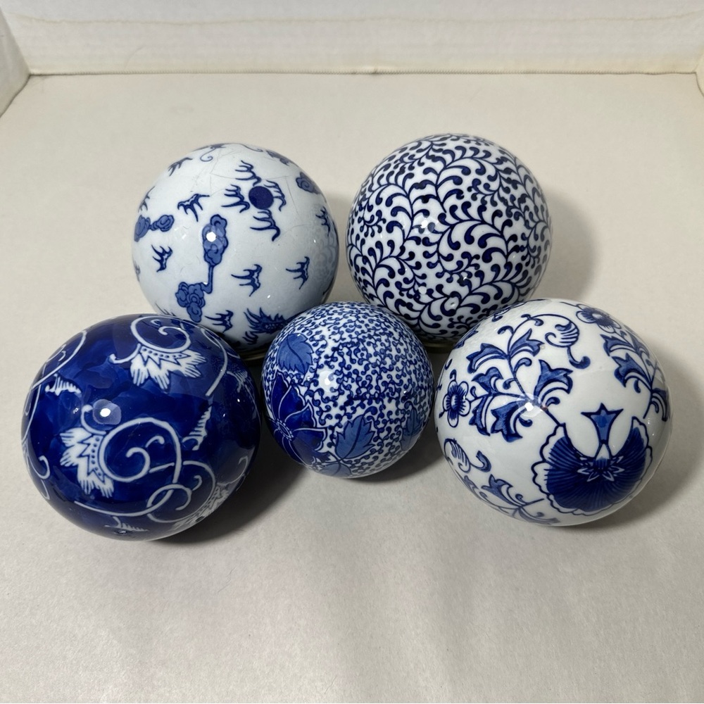 Vintage carpet balls/Decorative spheres set of 5